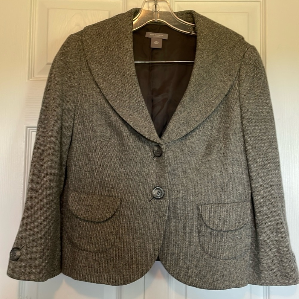 Ann Taylor sz 8 P Blazer. 2 button closure. Waist coat. Herringbone design